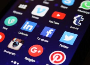 social-media-management-640x480-53111006.jpeg